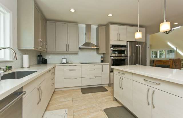 Kahala- Puu Panini neighborhood! - Pet friendly - 4 bedroom home with garage! Available now! - 4162 Puu Panini Avenue, Honolulu, HI 96816