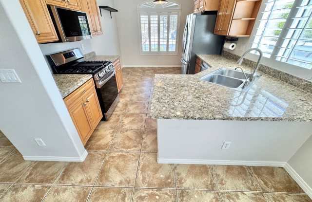 STUNNING SINGLE-FAMILY HOME 3/ BEDROOM / 2 FULL BATHS, WITH 2 CAR GARAGE! Gallery 4