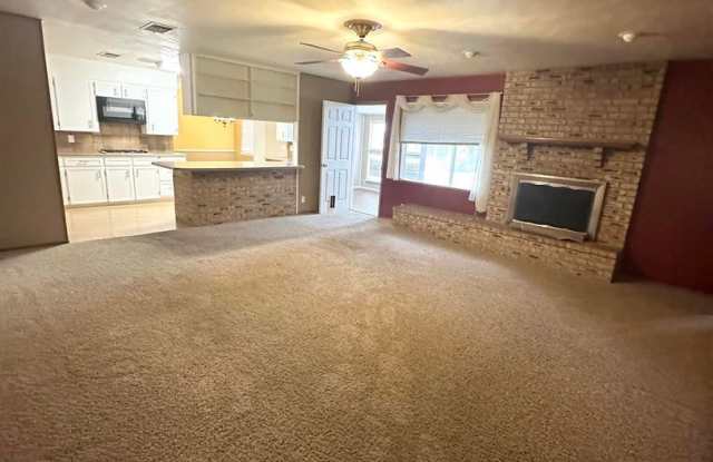 3 Bed 2 Bath Center of Town Gallery 4