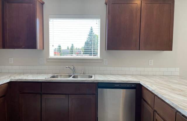 C221-Daybreak Gardens Apartments Gallery 4