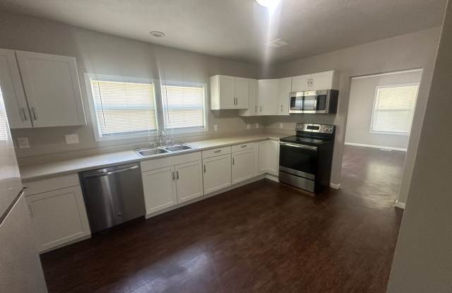 Spacious 4-Bedroom Home Near Northtown Mall photos photos