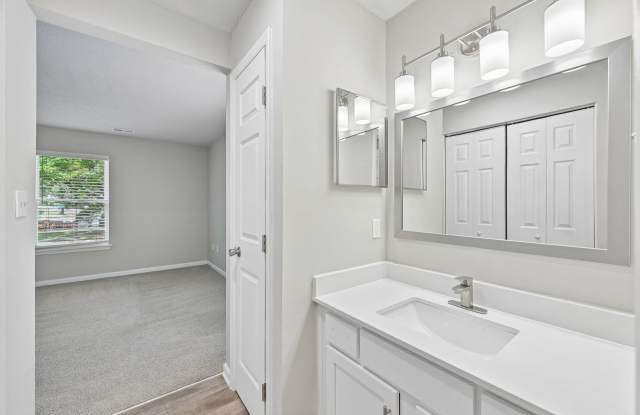 Sharon Oaks Apartments Gallery 1