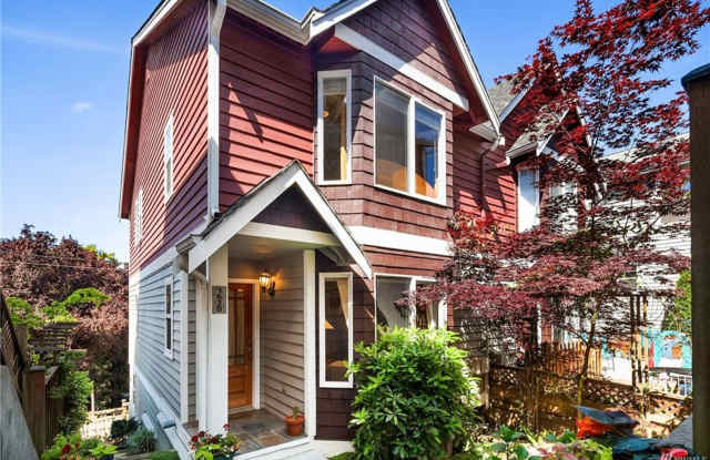 Spacious East Queen Anne Town Home- short walk to Fremont - 162 Florentia Street, Seattle, WA 98109
