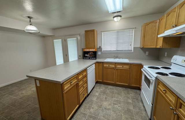 3 bedroom 2.5 Bath 1 car garage -Small Dogs Allowed photos photos