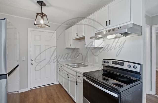 ONE MONTH FREE RENT: Two Bedroom Duplex with Updated Kitchen in Madison! Gallery 1