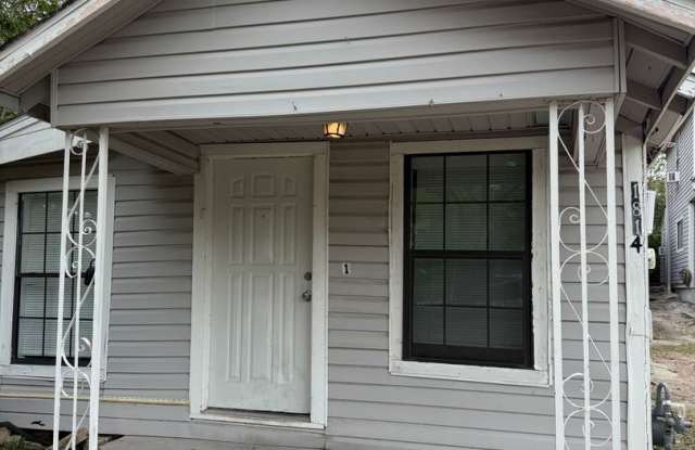 Charming 1-Bedroom Apartment with Hardwood Floors Near Downtown San Antonio Gallery 1