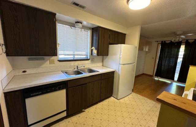 Clean 3 Bedroom Home With A One Car Garage In SE Corvallis Gallery 3