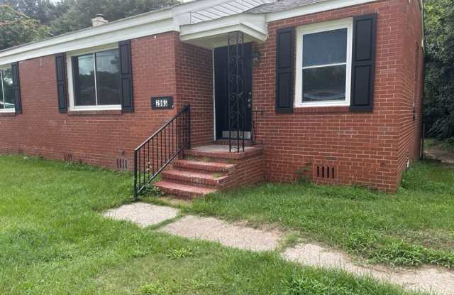 Cozy 2-Bedroom Home Just Off Deans Bridge Road – Gallery 1