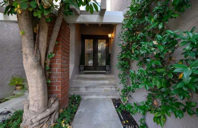 6590 E Camino Vista Gallery 4
