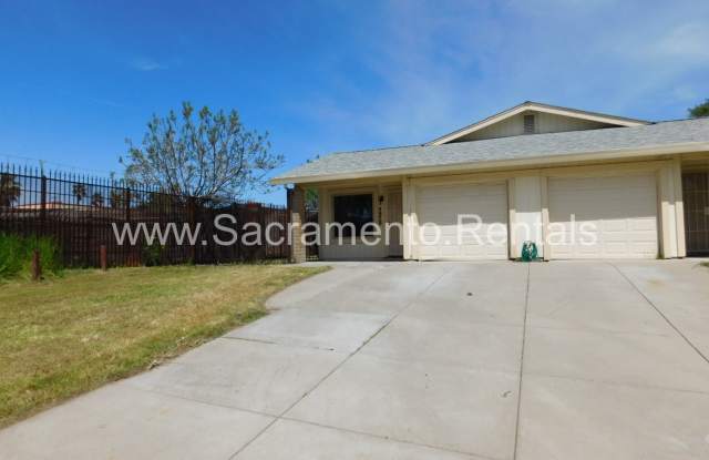 Spacious 2bd/1ba Duplex with Garage near American River College - 4978 Saddlerock Way, North Highlands, CA 95841