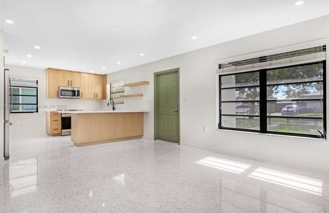 370 NW 61st Ave - 370 Northwest 61st Avenue, Miami, FL 33126
