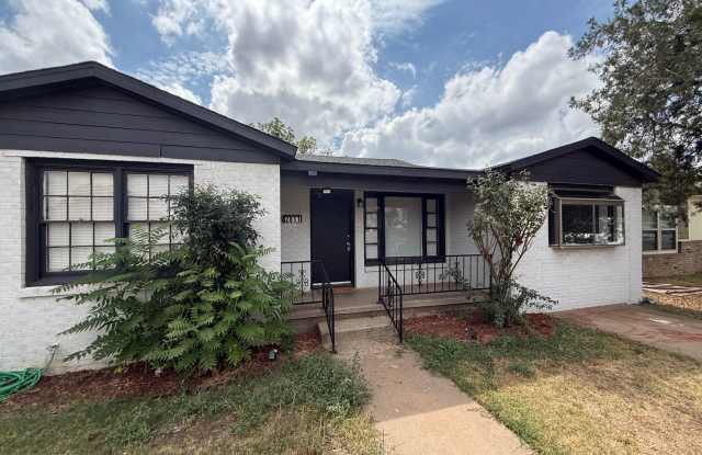 Available NOW! 3 bed 2 bath in Wheelock Gallery 1