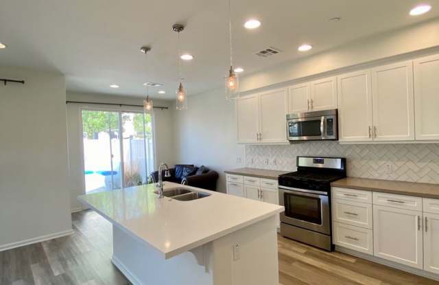 Executive 3-Bedroom Townhome - 44130 Calle Ciuita, Temecula, CA 92592