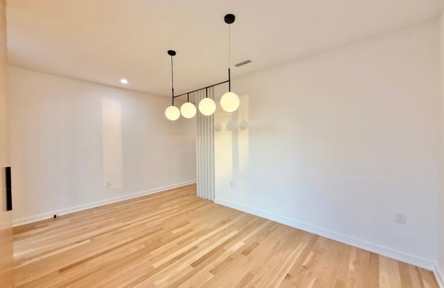 Beautiful 4BD, 3.5BA Downtown Raleigh Luxury Townhome with an Additional Bonus Room, Walkable to Premier Shopping & Dining Gallery 4