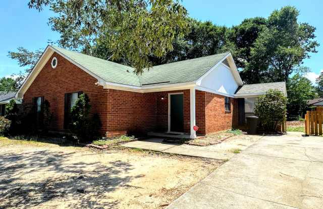 3/2 No carpet  Fenced yard off Old Waynesboro Road photos photos