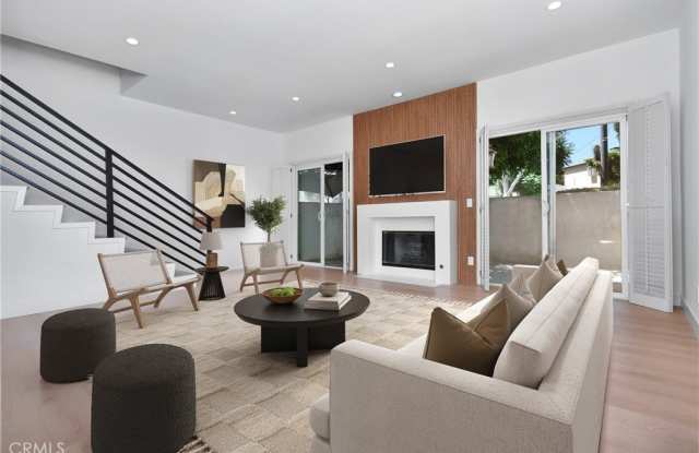 4444 Moorpark Way - 4444 Moorpark Way, Los Angeles, CA 91602