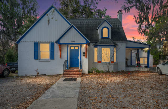6-Bedroom Home: Includes 6 parking spots! photos photos 6-Bedroom Home: Includes 6 parking spots! photos photos