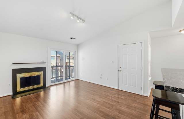 NICELY UPDATED 1 BEDROOM 1 BATHROOM CONDO IN EXCELLENT LOCATION!! Gallery 4