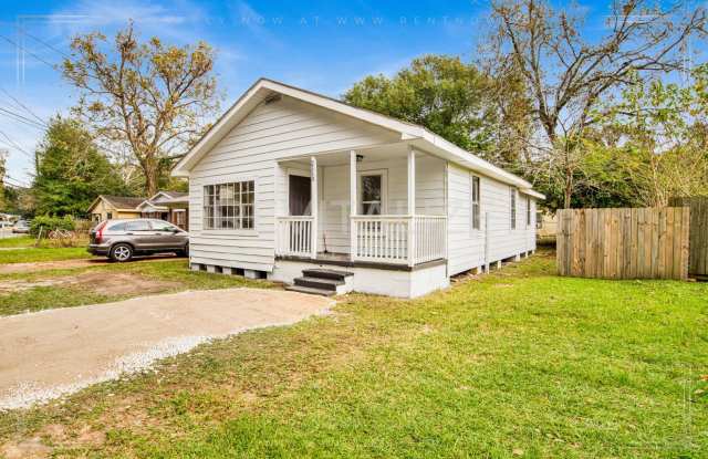 Charming 3 Bedroom/1 Bathroom Home in Mobile! - 2113 Hathcox Street, Mobile, AL 36617 Charming 3 Bedroom/1 Bathroom Home in Mobile! - 2113 Hathcox Street, Mobile, AL 36617