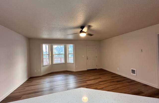 MOVE IN SPECIAL!  $500 Off First Months Rent!  Newly Remodeled 3 Bedroom / 2 Bathroo Tri-Plex in Prineville Gallery 4