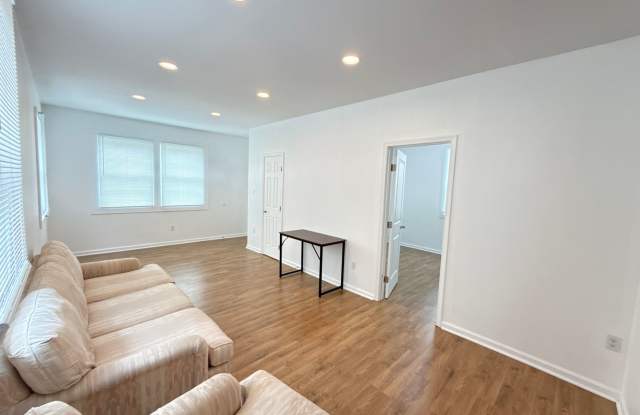Remodeled 2 bed/ 1 bath Home in Q-town Gallery 4