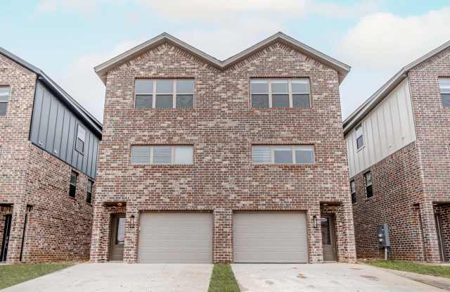 Welcome to the modern Townhomes in Bentonville - 2671 Southwest Livingston Square, Benton County, AR 72712
