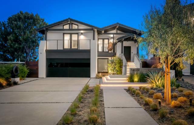 The Ultimate Dana Point Luxury Escape! Modern Coastal Masterpiece in the Heart of the Lantern District Gallery 3