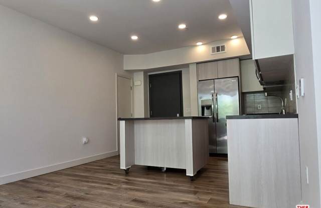740 S Ridgeley Dr Gallery 2