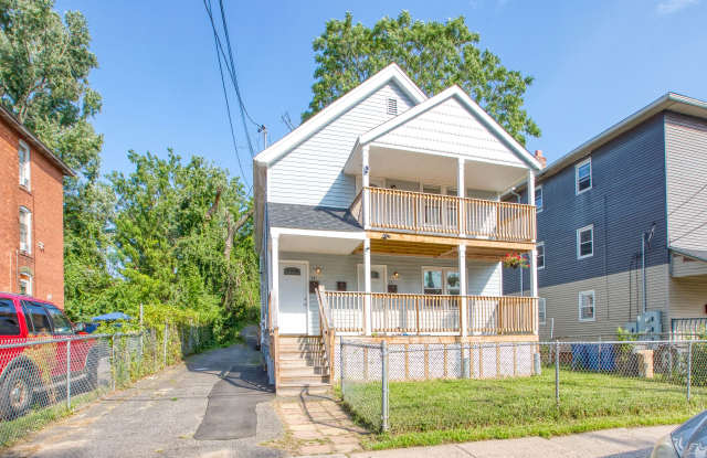 Lovely 3 Bedroom 1 Bathroom - 1st Floor with/ Washer and Dryer Gallery 3