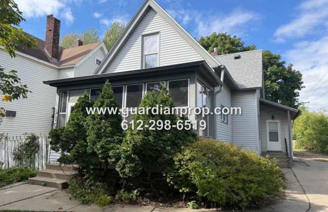 Large House in Hamline Midway Available Now, New Carpet/Flooring, Sunroom w/Fireplace Gallery 1