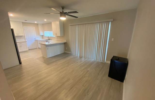 4BD/2BA w/ POOL! Gallery 3