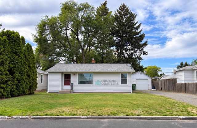 A cozy Single family home with main level living and a fenced back yard! Gallery 1