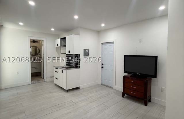 1140 N Douglas Rd photos photos