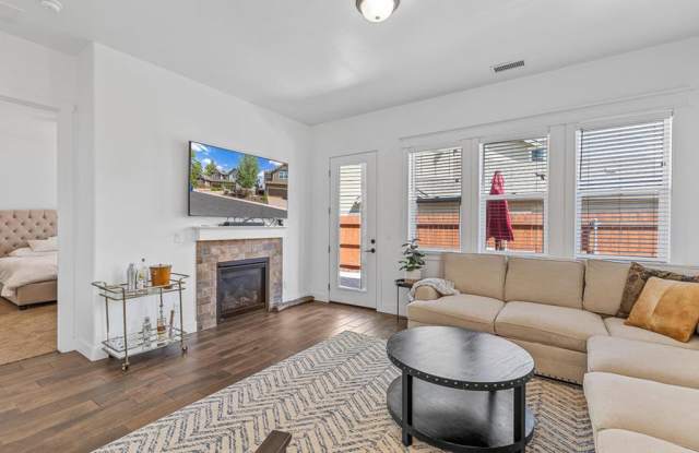 3271 S Burgess Ln Gallery 3