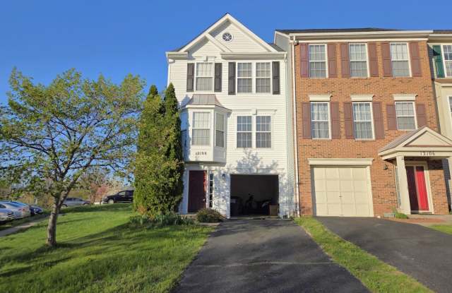 Charming 3 Bed 2.5 Bath End-Unit Townhome with Deck & Patio In The Villages of Saybrook photos photos