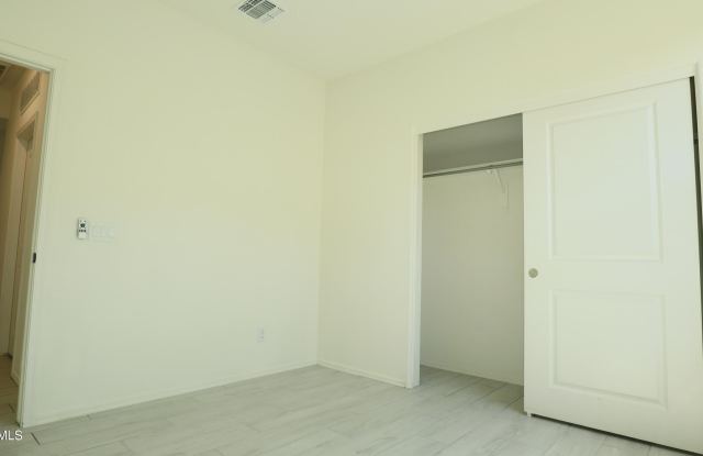 2413 W SUNLAND Avenue Gallery 4