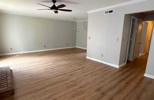 Beautifully Updated Brentwood Pointe Townhome Gallery 4