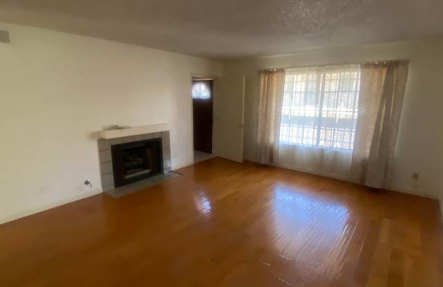 Renovated Townhome with Garage *READ* Gallery 4