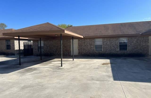 1118 W GOODWIN ST - 1118 West Goodwin Street, Pleasanton, TX 78064