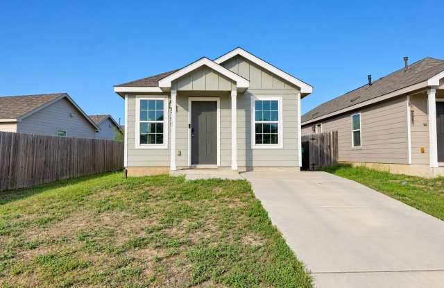 Charming 3BR Home with Open Floor Plan Near Lackland AFB & SeaWorld Gallery 1