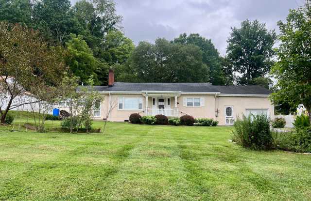 One Level Home! 3bed/1 bath with extra-large den, garage and extra storage on almost an acre! photos photos