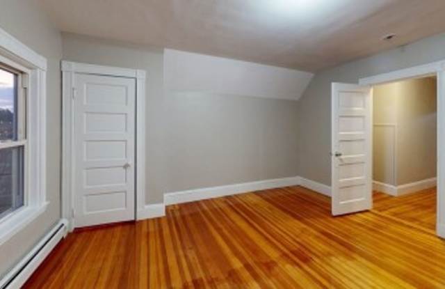 Renovated 6BR with In-Unit Laundry, 3 Parking Spaces & Commuter Rail Access Gallery 4