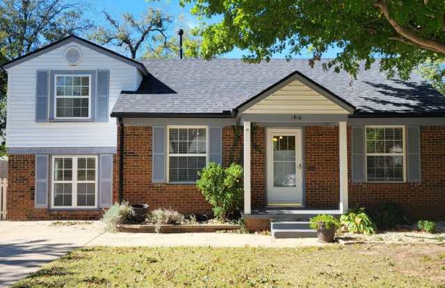 (2) Bed/(2) Bath w/ Must-See Updates Avail NOW! - 1910 Virginia Street, Norman, OK 73071