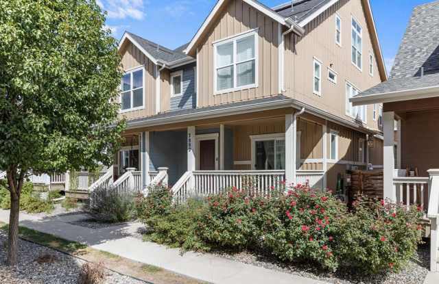 Light-Filled 4-Bd/4.5-Bath Townhome in Desirable Englewood! Available NOW! Gallery 3