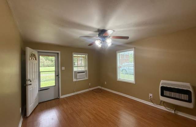 1 Bedroom, 1 Bathroom House with Bonus Room! Gallery 3