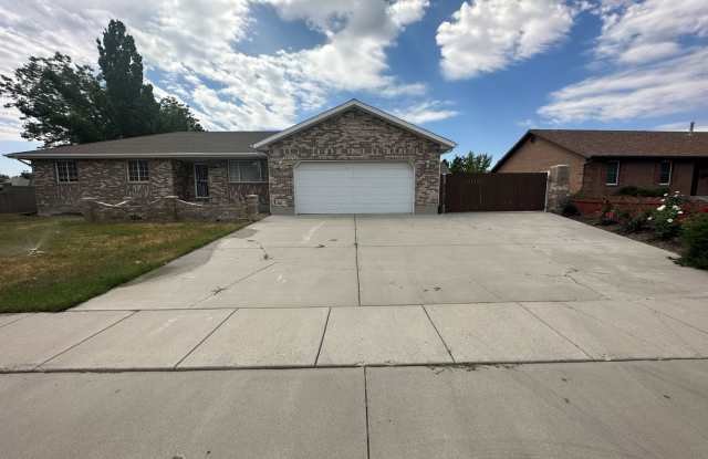 5 Bedroom Home with 2 Car Garage photos photos