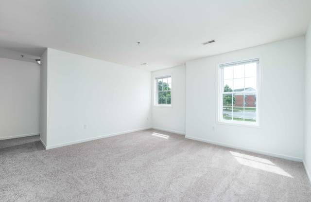 371 College Manor Ave Gallery 3