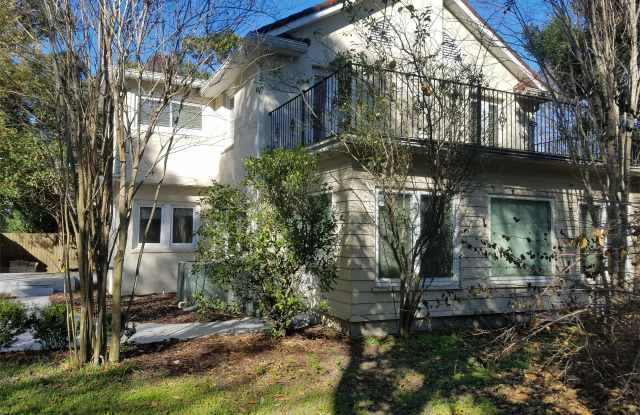 746 Clifford Drive Gallery 3
