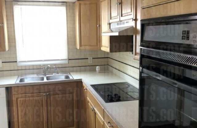 1007 Midway Street, Gallery 4
