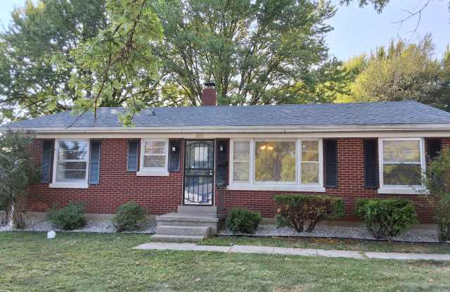BEAUTIFUL CHARMING 3 BED, 2 BATH HOME LOCATED CLOSE TO HOSPITAL AND SHOPPING IN ELIZABETHTOWN - 323 Sycamore Street, Elizabethtown, KY 42701